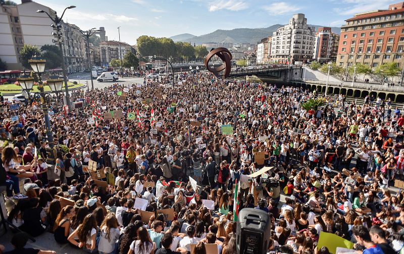 Cientos de personas participan este viernes en una concentración convocada en Bilbao por diversos colectivos sociales con motivo de la "Huelga Mundial por el Clima".