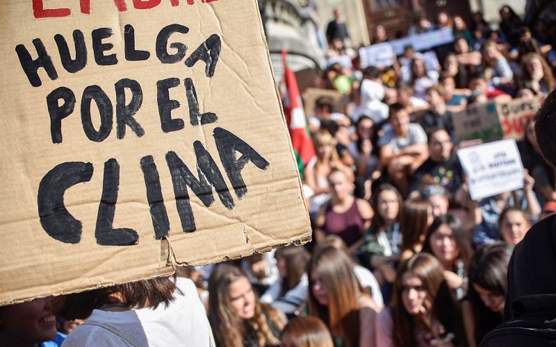 Cientos de personas participan este viernes en una concentración convocada en Bilbao por diversos colectivos sociales con motivo de la "Huelga Mundial por el Clima".