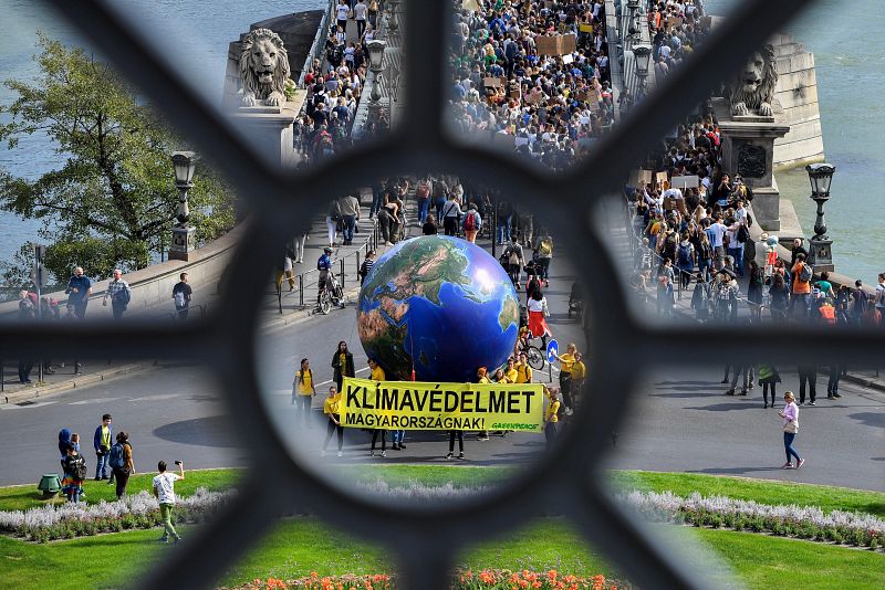 El planeta en el punto de mira: miles de manifestantes marchan por el puente de hierro Széchenyi durante la protesta convocada por los colectivos Fridays For Future y Extinction Rebellion con motivo de la Huelga Mundial por el Clima. 