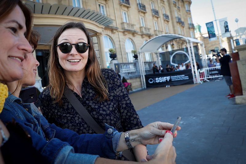 La actriz inglesa Catherine McCormack posa a su llegada al hotel que aloja a los invitados del Festival de San Sebastián, donde presenta su trabajo 'The song of names', que compite en la Sección Oficial del certamen