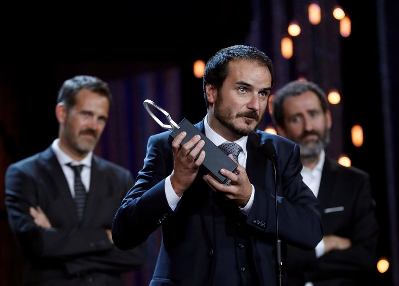 Los directores, Aitor Arregi (centro), Jon Garaño (derecha) y Jose María Goenaga tras recoger la Concha de Plata a la mejor dirección por 'La trinchera infinita'