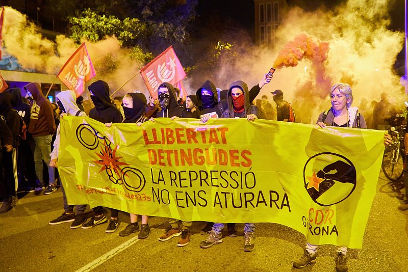 Unas 300 personas se concentran ante el cuartel de la Guardia Civil de Girona