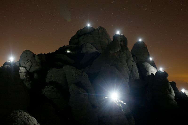 Un acto organizado por Omnium Cultural, Asamblea Nacional Catalana,  Artistas por la República y la Federación de Entidades Excursionistas de Catalunña ha iluminado 131 puntos del macizo de Montserrat.