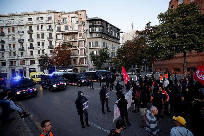 Un grupo de unos cincuenta manifestantes ha cortado el tráfico en la  Gran Via Jaume I de Girona, ante la Subdelegación del Gobierno, después de haberlo aprobado en una asamblea improvisada en plena calle.