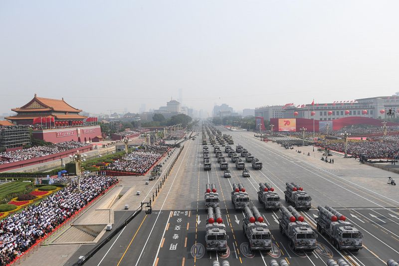 Vehículos militares cruzan la plaza de Tiananmen durante el desfile conmemorativo.