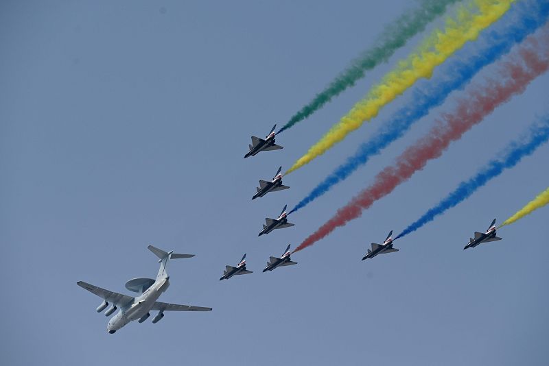 Aviones militares vuelan en formación sobre la plaza de Tiananmen de Pekín. 