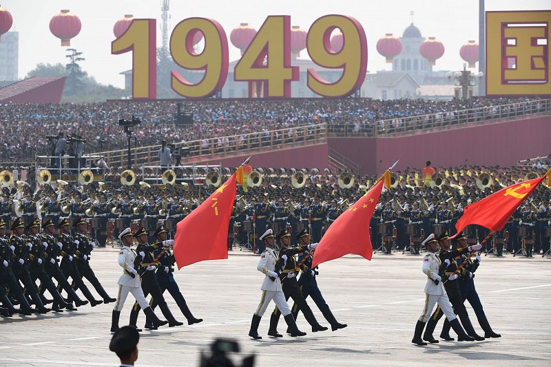 Soldados chinos portan banderas del Partido Comunista Chino en la plaza de Tiananmen.