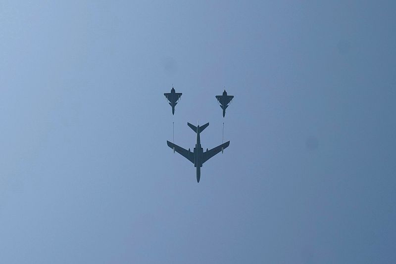 Aviones vuelan en formación el desfile organizado por los 70 años de la República Popular China.