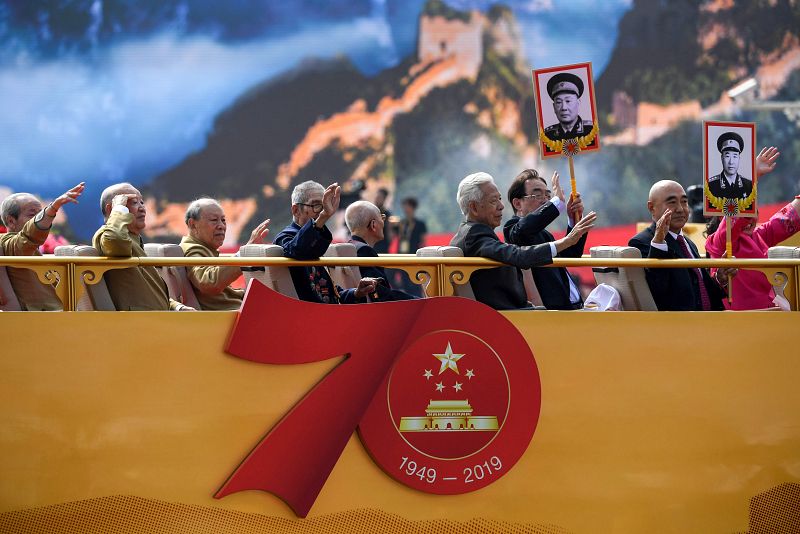 Veteranos y familiares de los 'mártires de la revolución' han participado en el desfile.