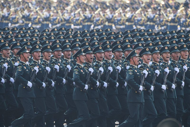 Soldados chinos marchan en la plaza de Tiananmen durante el desfile militar por el 70 aniversario de la fundación de la Repúplica Popular China.