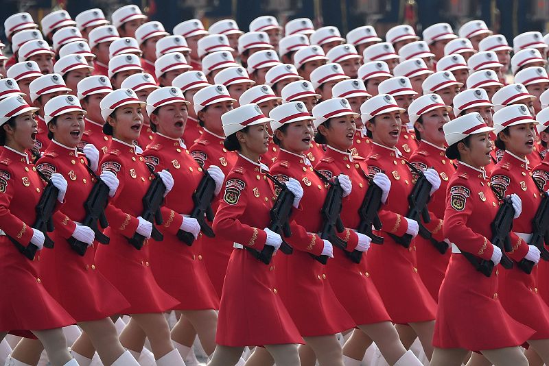 Soldados del Ejército de Liberación del Pueblo Chino participan en el desfile en la plaza de Tiananmen de Pekín.