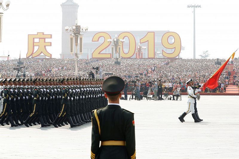 Soldados del Ejército Popular de Liberación chino marchan en formación en la plaza de Tiananmen.