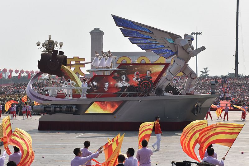 Una carroza representando a la provincia de Liaoning muestra un robot gigante durante el desfile.