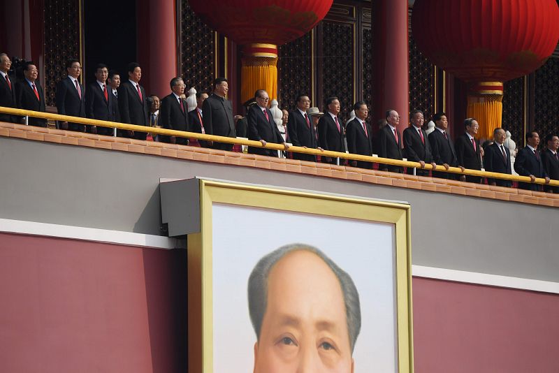 Xi Jinping, junto a otros expresidentes chinos, observa el desfile militar en Pekín.