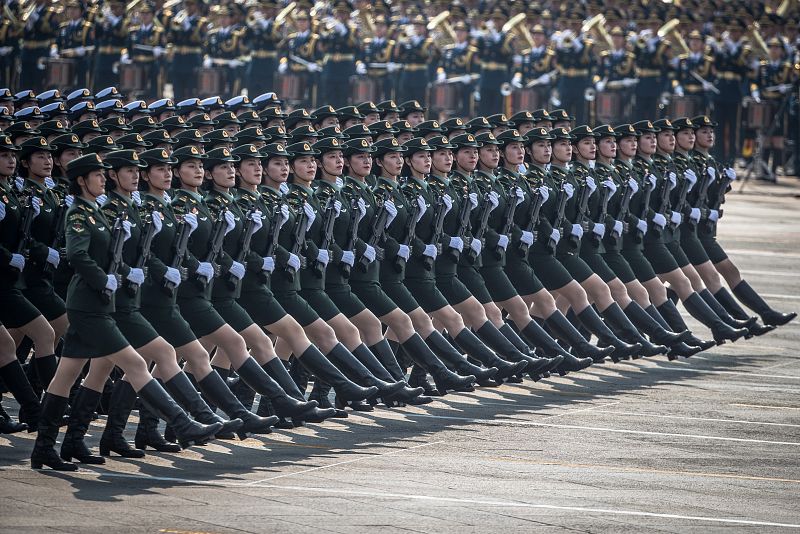 Mujeres soldado marchan en formación durante la celebración de los 70 años de la República Popular China.