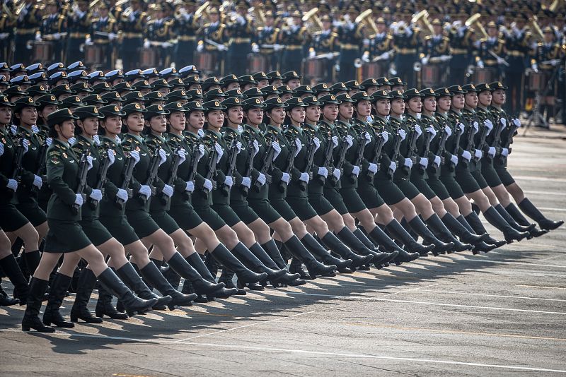 Mujeres soldado marchan en formación durante la celebración de los 70 años de la República Popular China.