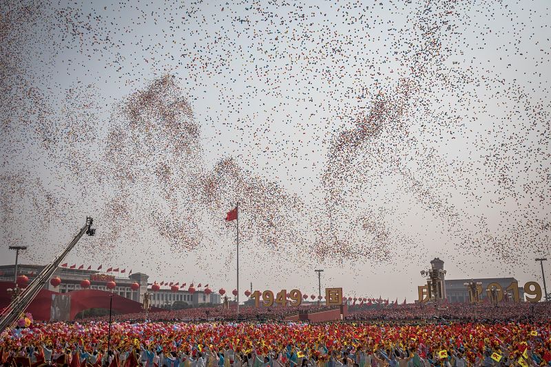 Miles de globos cubren el cielo de la Plaza de Tiananmen durante el desfile militar por los 70 años de la fundación de la República Popular China.