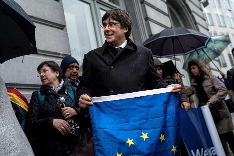 El expresidente de Cataluña Carlos Puigdemont, huido de la justicia española, en Bruselas (Bélgica) con una bandera Europea.