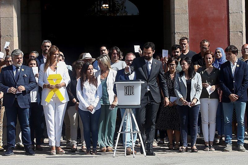 Torrent encabeza una concentración ante el Parlament para conmemorar el 1-O