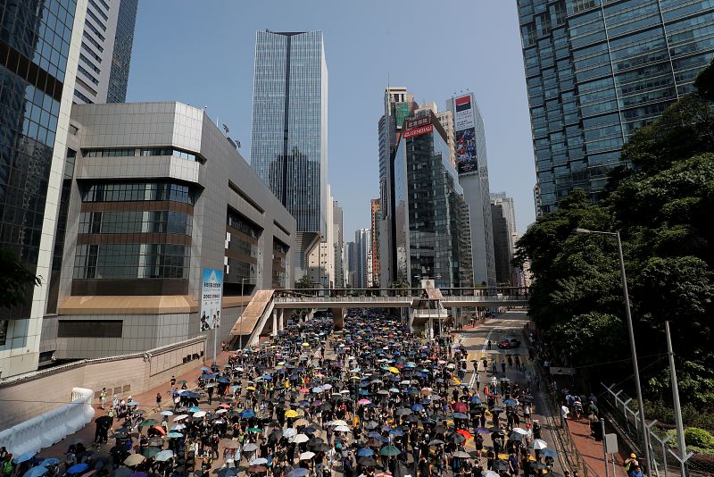 Manifestantes antigubernamentales marchan hacia el Parlamento, en el Día Nacional de China en Hong Kong,