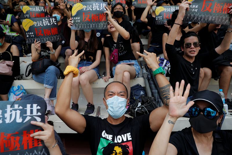 Manifestantes antigubernamentales se manifiestan en un patio escolar en el distrito de Wan Chai