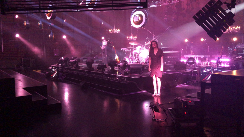 Amaia durante la grabación de su videoclip en el plató de "La Hora Musa"