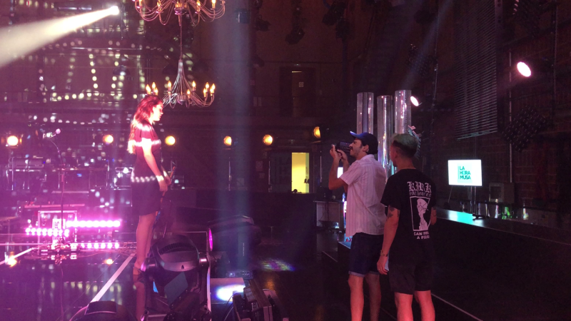 Amaia graba parte de su videoclip en el plató de "La Hora Musa"