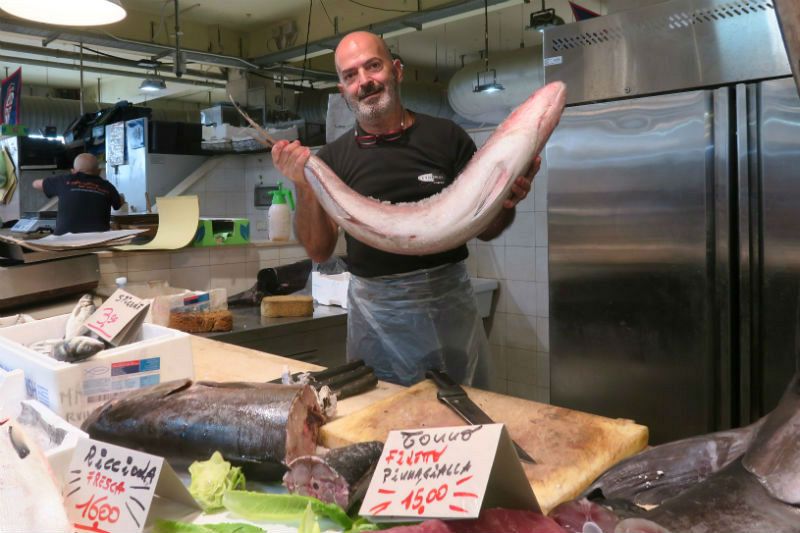 Puesto de pescado en el mercado de San Benedetto (Cagliari).