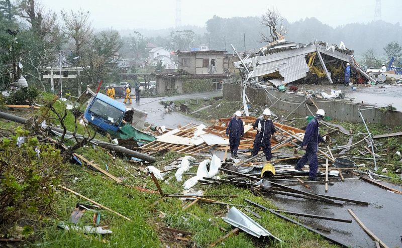 En la ciudad de Ichibara, en la prefectura de Chiba (al este de Tokio), el tornado ha afectado a los tejados de algunas viviendas y ha desplomado otra. Cinco personas han resultado heridas leves, entre ellas varios menores.