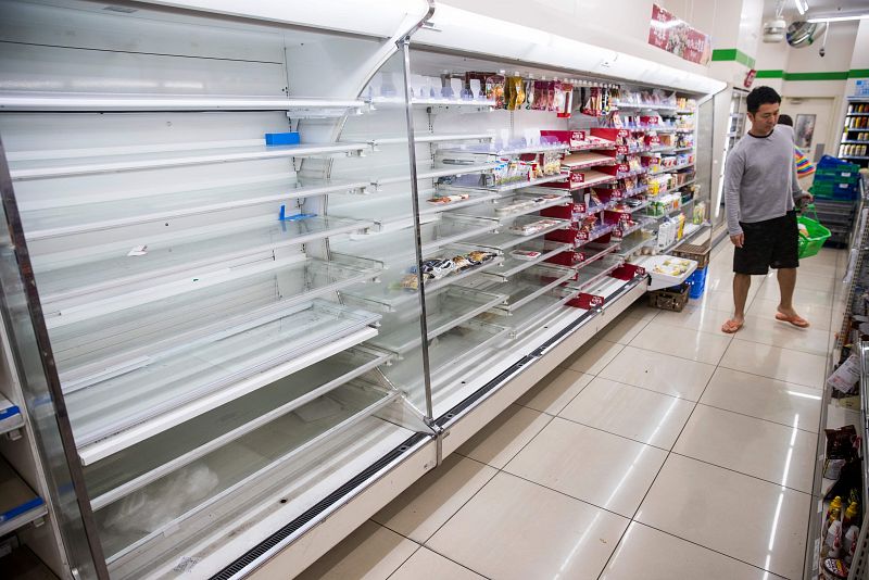 Las estanterías de un supermercado de Shinagaw, en Tokio, se han quedado vacías ante la inminente llegada del tifón Hagibis. 