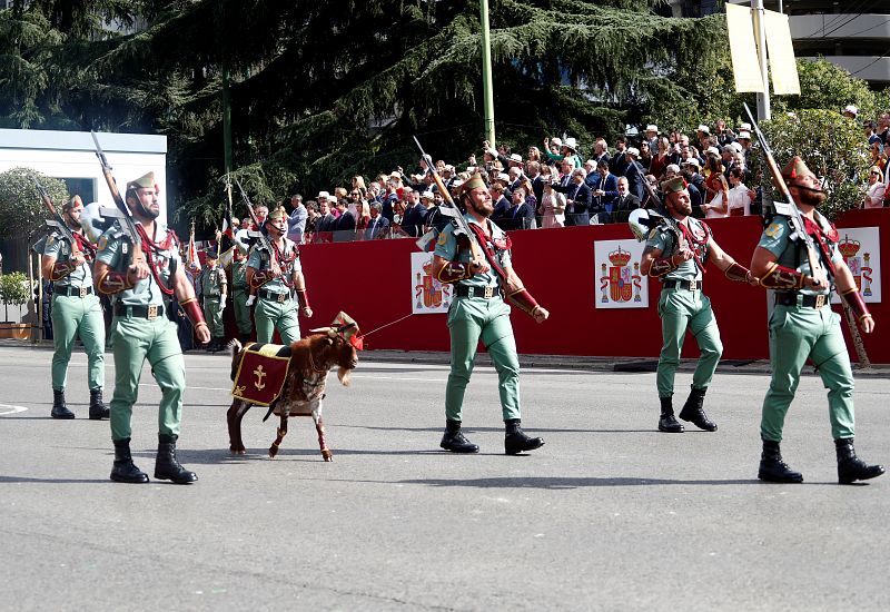 Miembros de la legión desfilan junto a una cabra, la mascota tradicional de este cuerpo militar.