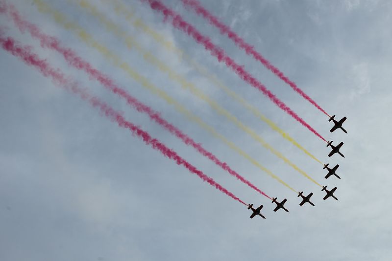 Tras el izado solemne de la bandera, la pasada de la 'Patrulla Águila' ha abierto el desfile aéreo.