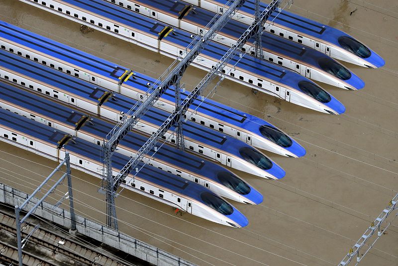 Una estación de los llamados 'trenes bala', en Nagano, inundada tras el paso del tifón Hagibis. 