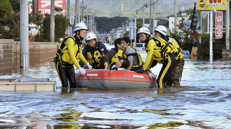 Varias personas son rescatadas en una lancha neumática en Iwaki.