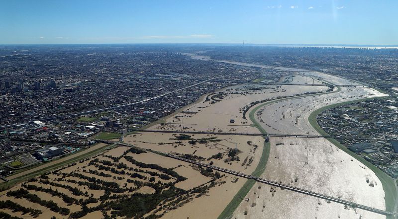 Vista aérea que muestra el desbordamiento del río Arakawa, entre Tokio y Saitama. Las lluvias torrenciales provocadas por el potente tifón Hagibis han desencadenado el desbordamiento de otros muchos ríos en todo el país. 