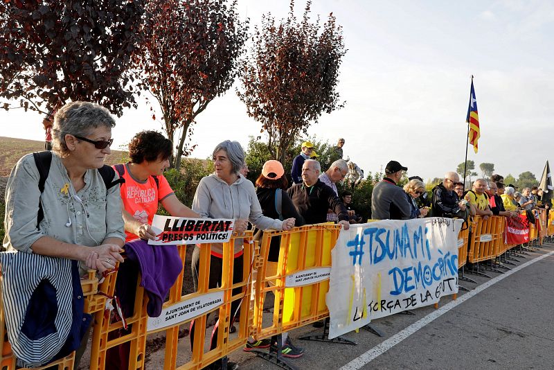 Concentración de simpatizantes independentistas en Lledoners