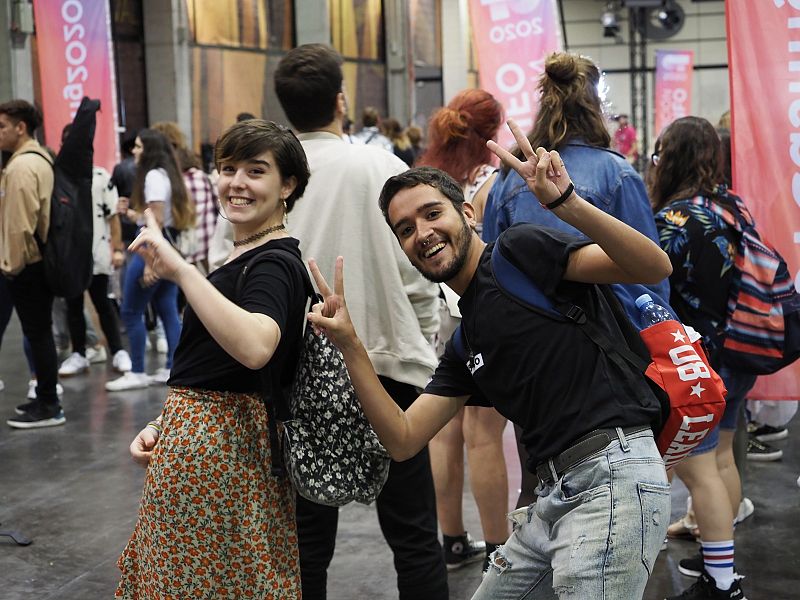 Aspirantes animados en la cola de la fase 1 del casting de OT 2020 en valencia