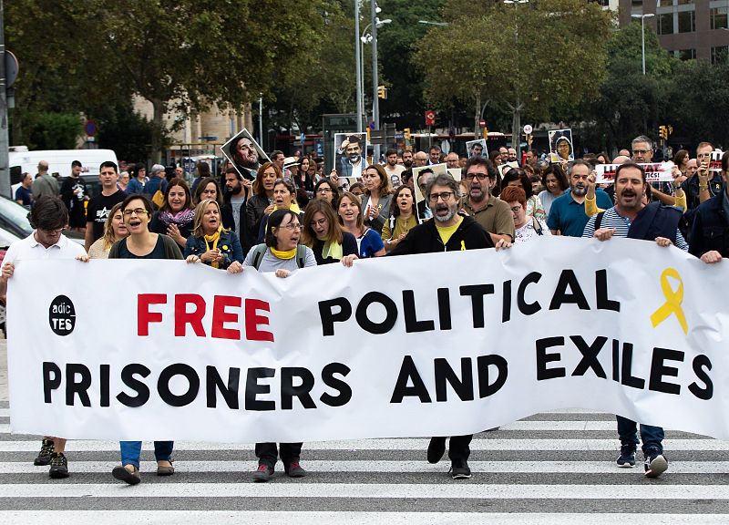 Decenas de personas protestan ante la estación de Sants, en Barcelona, por la sentencia del 'procés'.