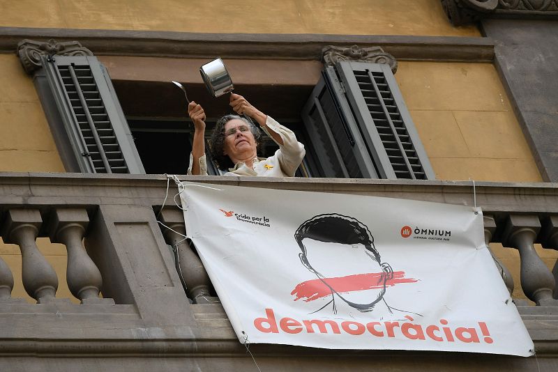 Una mujer protesta contra la sentencia del Tribunal Supremo golpeando una cacerola 