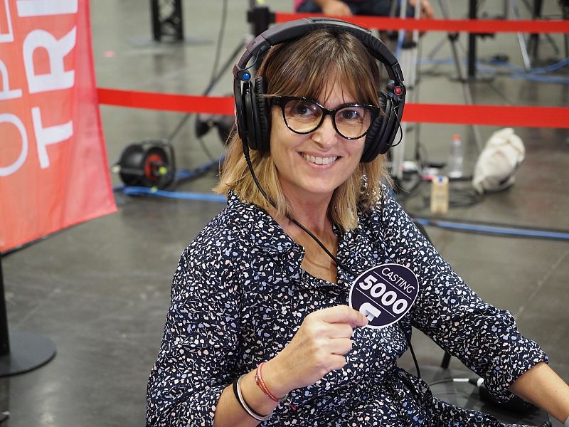 Noemí Galera enseñando la primera pegatina de la fase 1 del casting de OT 2020 en Valencia