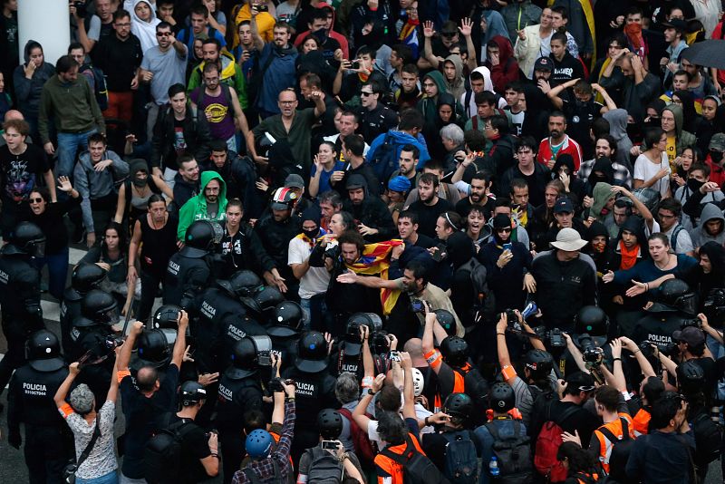 Cientos de personas se concentran en el aeropuerto de El Prat en protesta por la sentencia del Tribunal Supremo.