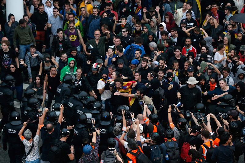 Cientos de personas se concentran en el aeropuerto de El Prat en protesta por la sentencia del Tribunal Supremo.