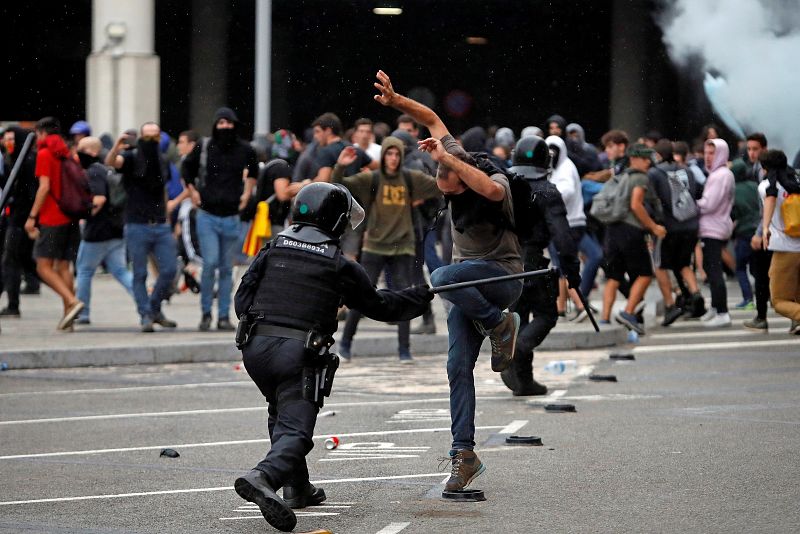  Los Mossos d'Esquadra cargan contra los centenares de personas que se agolpan ante el Aeropuerto.