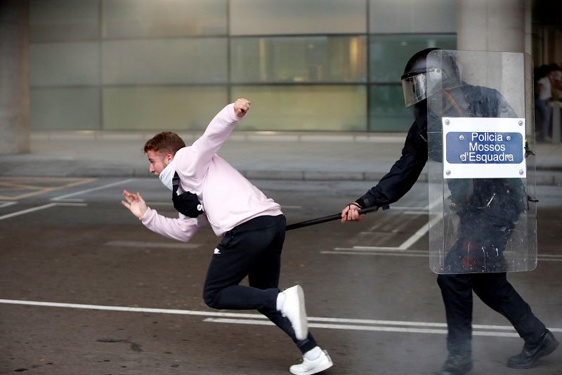 Los Mossos d'Esquadra cargan contra los centenares de personas que se agolpan ante el Aeropuerto del Prat después de que la plataforma Tsunami Democràtic haya llamado a paralizar su actividad.