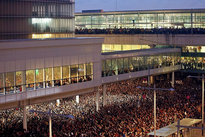  Miles de personas se agolpan ante el Aeropuerto del Prat después de que la plataforma Tsunami Democràtic haya llamado a paralizar la actividad del aeropuerto, en protesta por la condena a los líderes del 'procé