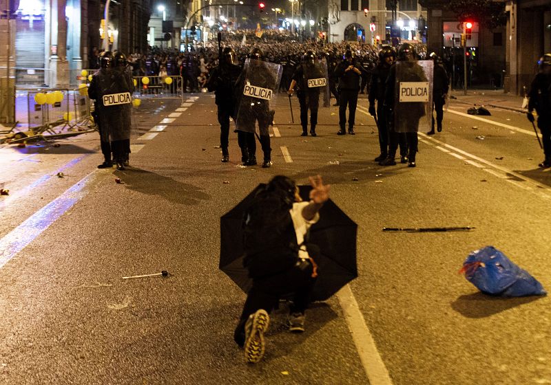 Policías antidisturbios custodian la comisaria de la Policía Nacional de la Via Laietana de Barcelona, después de la concentración en la que miles de personas han protestado en la Plaza de Sant Jaume de Barcelona por la sentencia del procés.