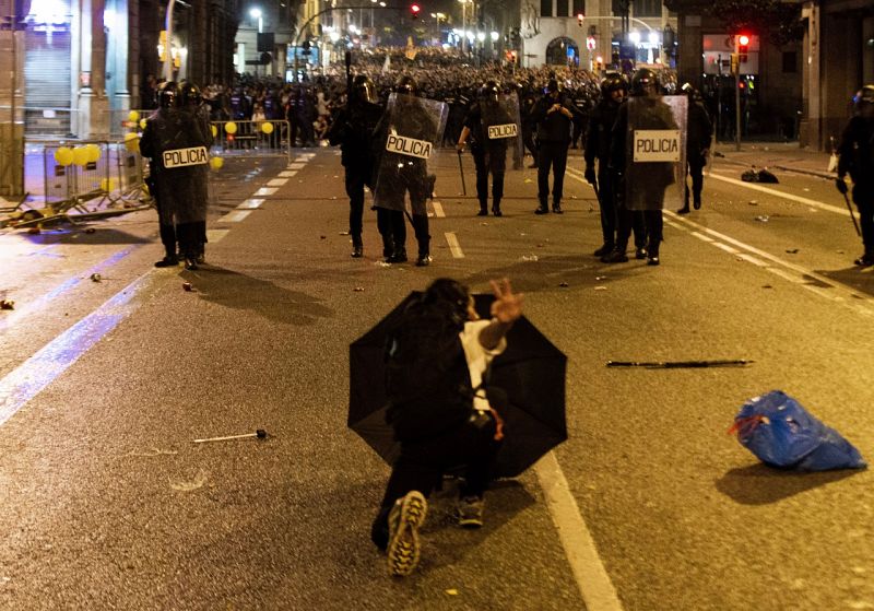 Manifestant davanta del cordó policial