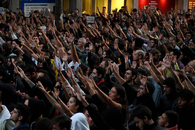 Miles de manifestantes gritan a las puertas de la Delegación del Gobierno de Cataluña en contra de la sentencia del 'procés'.