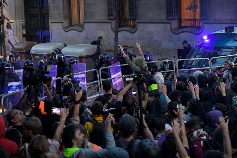 La gente grita a las puertas de la Delegación del Gobierno en Barcelona.