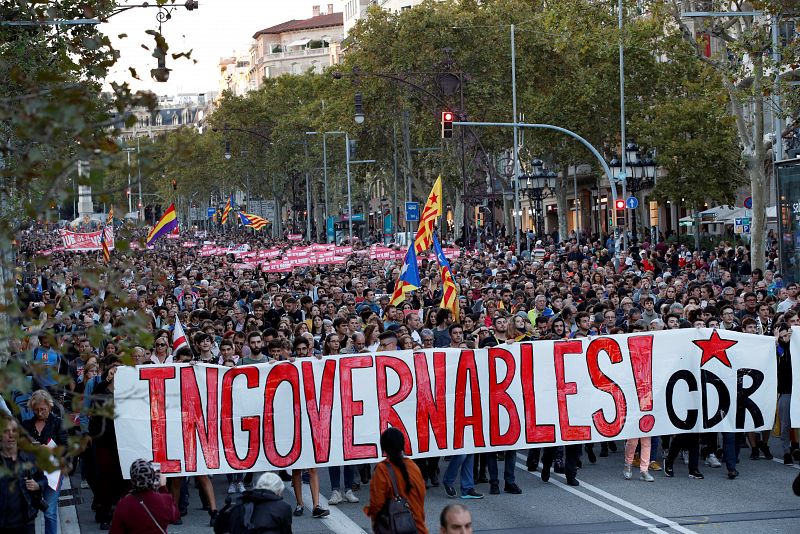 Los manifestantes convocados por los CDR se manifiestan por el Paseo de Gràcia de Barcelona, en contra la sentencia condenatoria del Tribunal Supremo. 